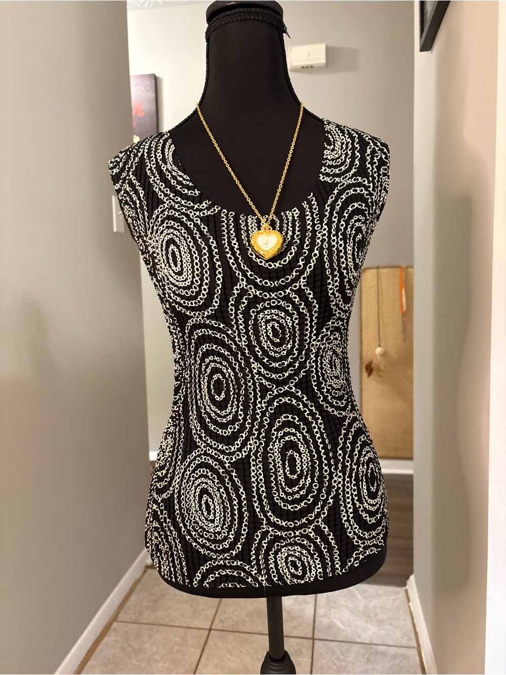 Sleeveless Black & White Circular Print Tank Top